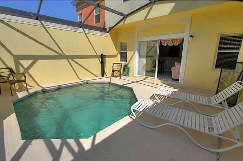 Townhouse em Condominio com Piscina Privada em Orlando $185,000