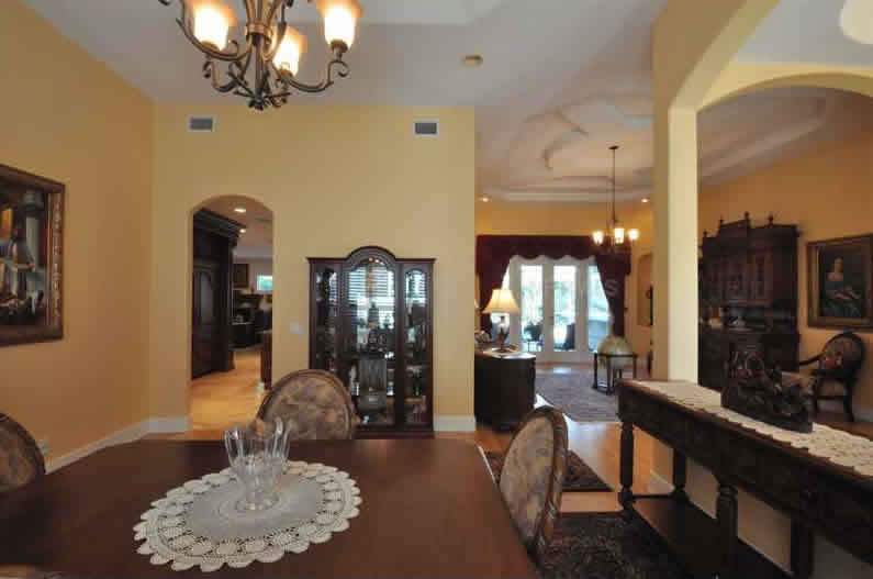 Casa de Luxo com Rampa de Acesso a Lago Privado $799,000