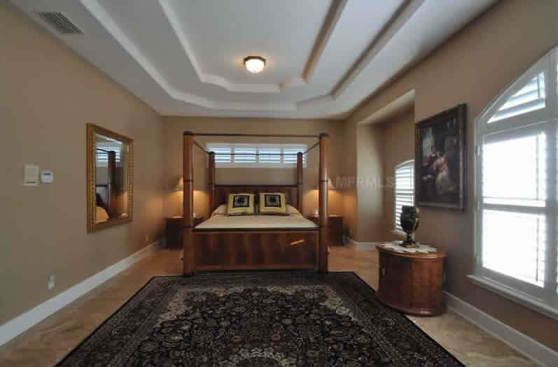 Casa de Luxo com Rampa de Acesso a Lago Privado $799,000