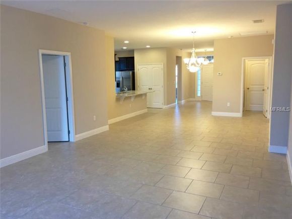 Casa de 1º locação em condomínio fechado para férias com piscina em Davenport - Orlando $345,990
