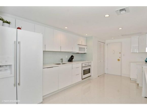 Apartamento em Frente a Praia - Collins Ave - Millionaires Row - Miami Beach - $499,000  