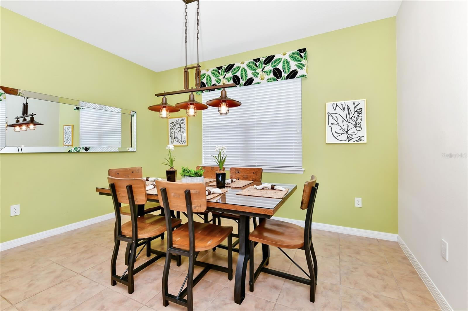 Casa de Ferias Mobiliada com Piscina Particular em Resort Perto da Disney $619,900