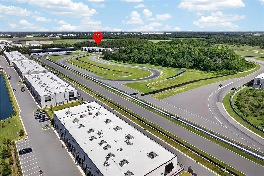 Garagem Particular na pista de corrida The Motor Enclave - Tampa, Florida $458,990 Garagem Particular na pista de corrida The Motor Enclave - Tampa, Florida $458,990